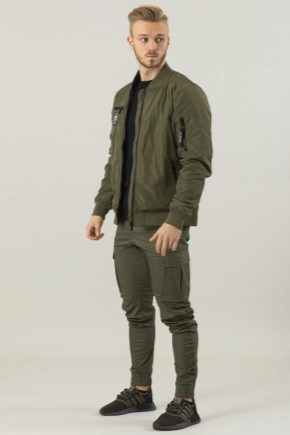 Pantaloni da uomo in stile militare: varietà e segreti della scelta