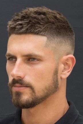 Mænds haircuts med barberede templer og nakke