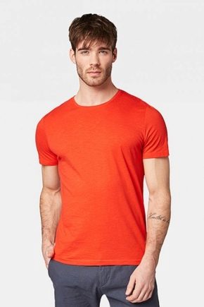 Camisetas masculinas em cores diferentes