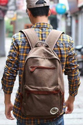 En moda erkek sırt çantalarının gözden geçirilmesi