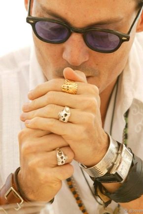 Một chiếc nhẫn trên ngón tay trỏ của một người đàn ông