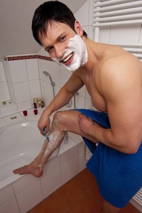 Skal mænd barbere deres ben, og hvordan gør man det?