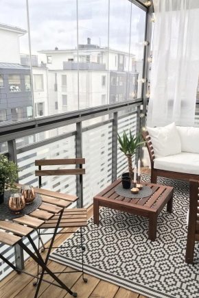 Décoration de l'espace de loisirs sur le balcon et la loggia