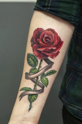 Áttekintés a férfi tetoválásokról rózsa formájában a karon és helyükről