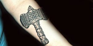 Značajke tetovaže u obliku Thorova čekića