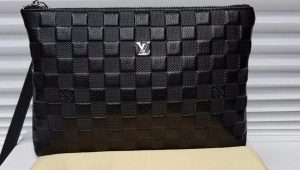 Louis Vuitton men's clutches: features and types