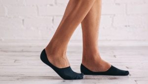 รอยเท้าของผู้ชาย: วิธีการเลือกและสิ่งที่สวมใส่?