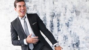 Hvordan matcher man et slips med en grå jakkesæt?