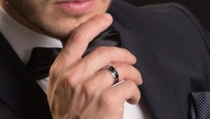 Đeo nhẫn trên ngón tay đeo nhẫn của một người đàn ông