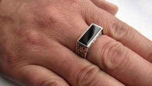 Anel no dedo médio de um homem: o que significa e quem o usa?