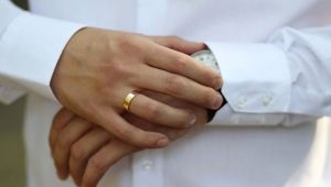 Melyik kezükön viselnek jegygyűrűt a férfiak?