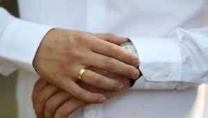 על איזו אצבע גברים עונדים טבעת נישואין?