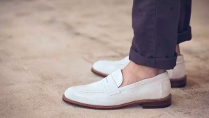 Làm thế nào để chọn và với những gì để mang giày trắng nam?