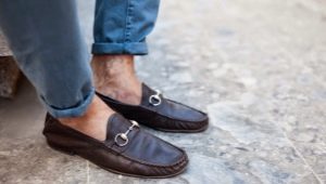 Escolhendo sapatos masculinos de couro de verão