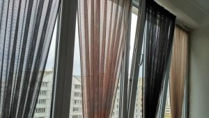 How to hang curtains on the balcony?
