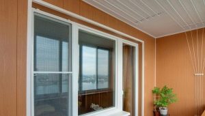 Finition du balcon et de la loggia avec des panneaux PVC