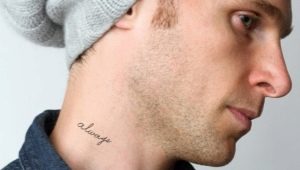 Pregled muške tetovaže na vratu u obliku natpisa