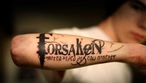Oversigt over mænds tatoveringer på armen i form af inskriptioner