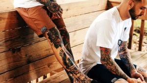Variedade de tatuagens masculinas no joelho