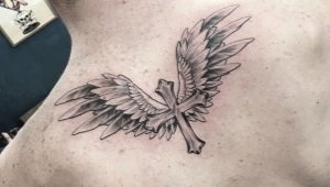 Forskellige tatoveringer i form af vinger på ryggen til mænd