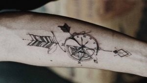 Soorten kompas-tatoeages voor mannen en hun betekenis