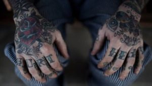 Sve o muškim tetovažama na zglobovima