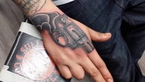 Tudo sobre tatuagens masculinas nas palmas das mãos e nas costas