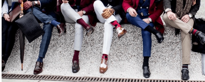 Renkli erkek çorapları: nasıl seçilir ve ne giyilir?