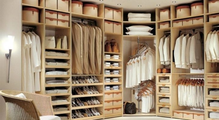 All about corner walk-in closets