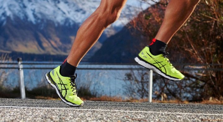 Men's running shoes: types, selection and rating
