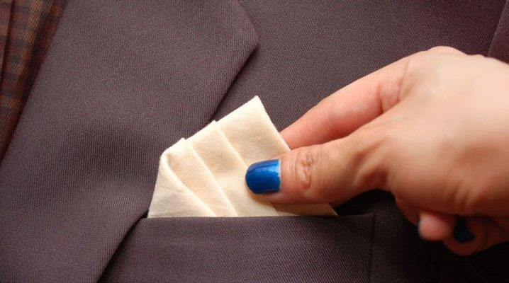 Hvordan foldes et tørklæde ind i en jakkelomme?