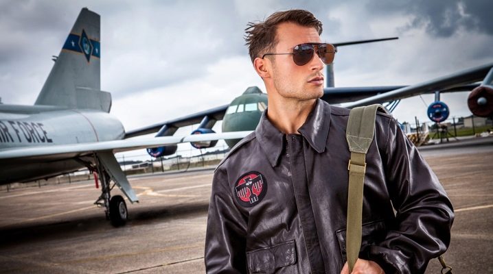 Jaqueta de piloto de couro masculino: o que acontece e o que vestir?