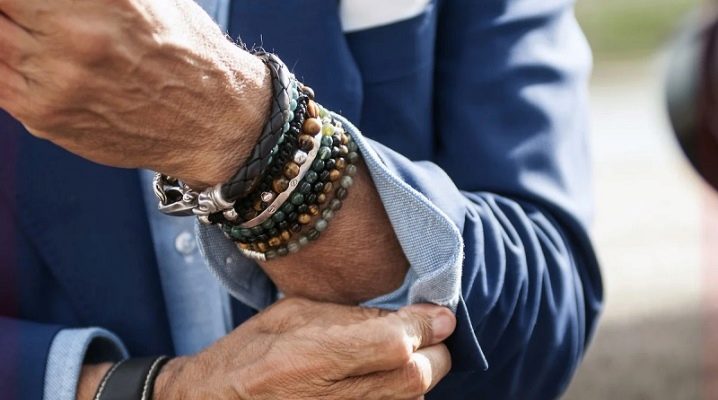 Sur quelle main les hommes portent-ils le bracelet et comment est-il réglementé ?
