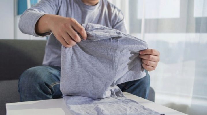 Como dobrar lindamente uma camiseta no armário?