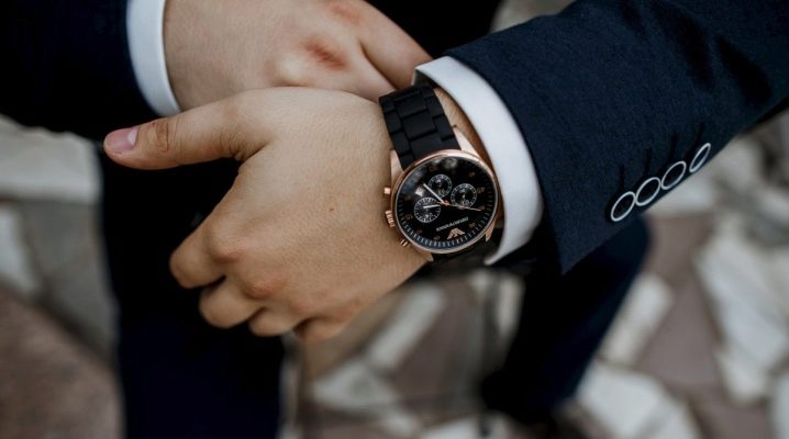 Hvilken hånd skal en mand bære et ur på?