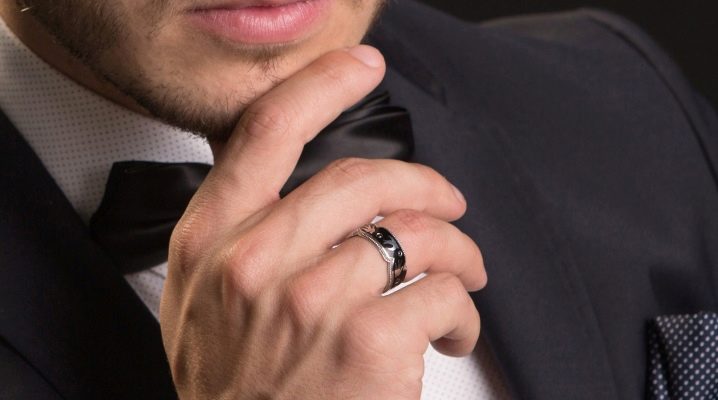 Prsteň na prstenníku muža
