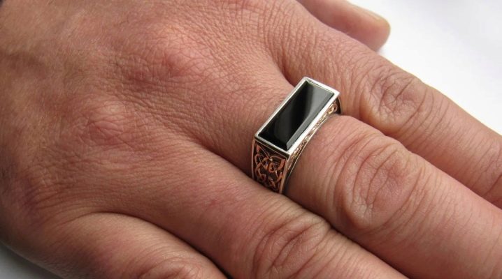 Pierścionek na środkowy palec mężczyzny: co to znaczy i kto go nosi?