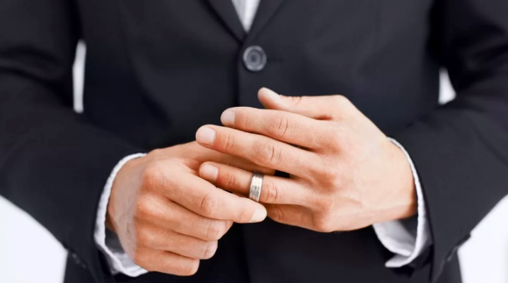 Pánske prstene z bieleho zlata: typy, vlastnosti výberu a nosenia