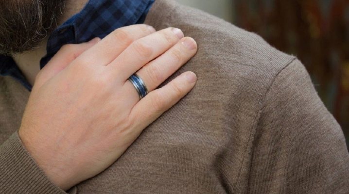 Férfi zafírgyűrű: az ellátás típusai és jellemzői