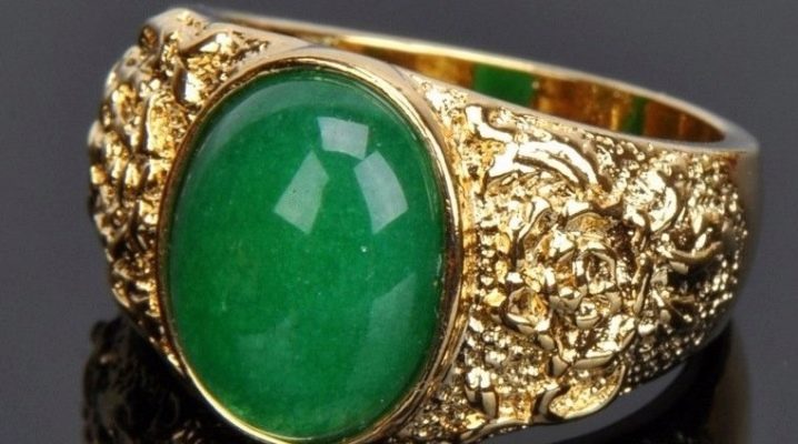 Muški zlatni prstenovi sa smaragdom: mogućnosti dizajna i tajne njege