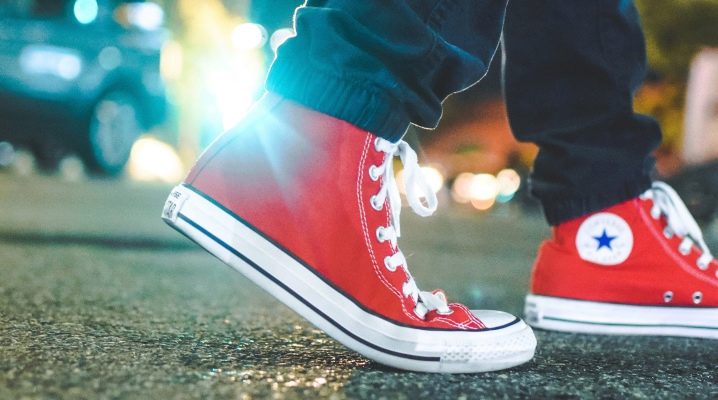 Red men's sneakers: how to choose and what to wear?