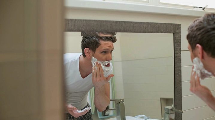 A borotválkozótükör minden férfi elengedhetetlen kelléke