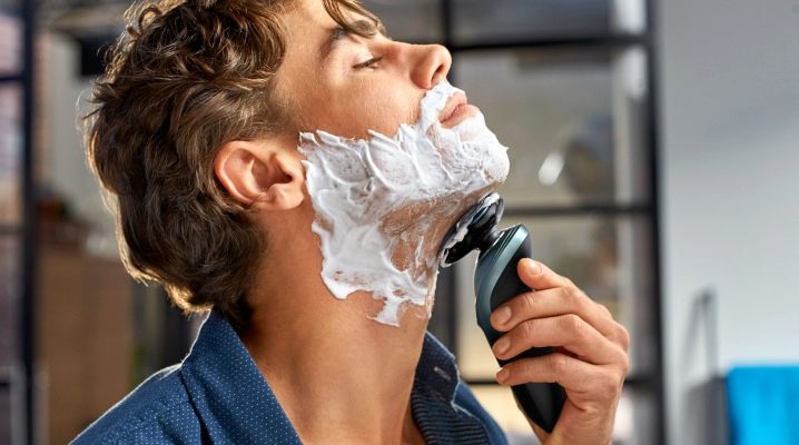Barbear-se úmido com barbeador elétrico: prós e contras, regras gerais