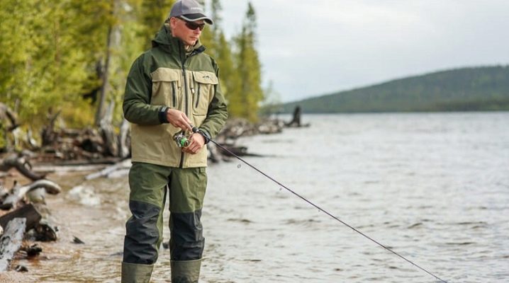 Memilih pakaian memancing yang tahan air dan bernafas demi musim