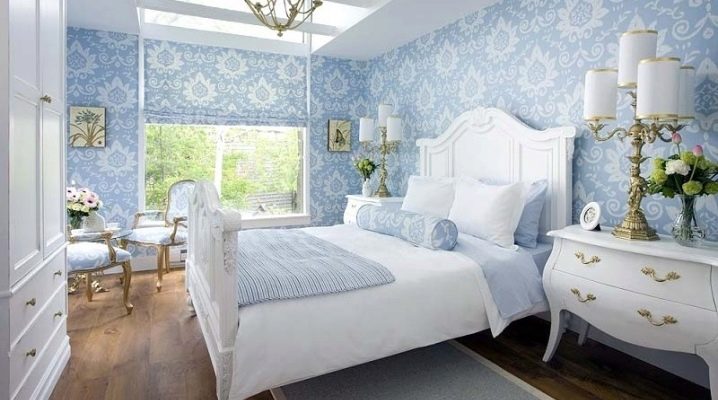 Kertas dinding biru di bahagian dalam bilik tidur