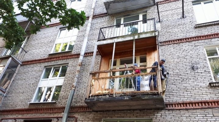 Come smantellare i vecchi vetri del balcone e della loggia?