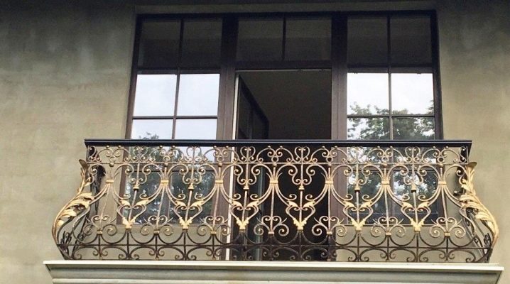 Balcons en fer forgé - une décoration exquise pour la maison