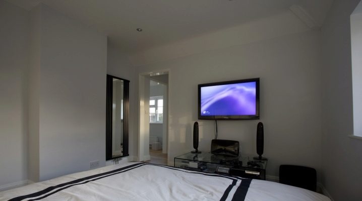 Колко високо трябва да бъде окачен телевизорът в спалнята?