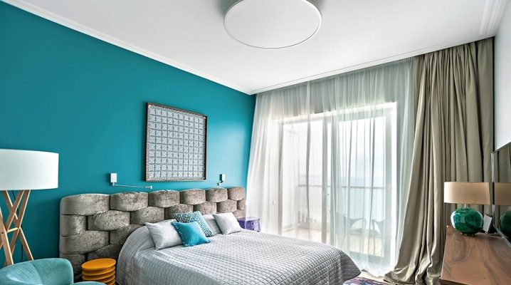Tirkīza krāsas tapetes guļamistabas interjerā