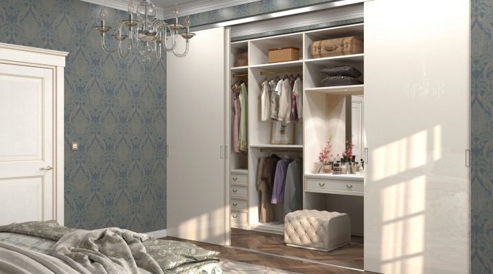 Arrangement of a dressing room in a small bedroom